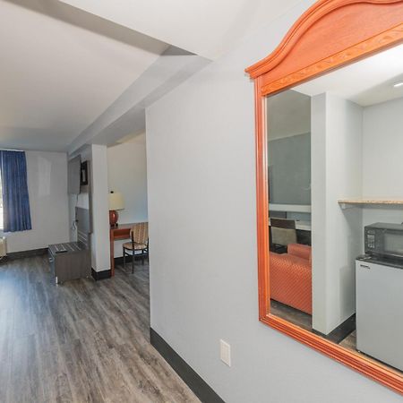 Jamestown Inn & Suites Ривердейл Экстерьер фото