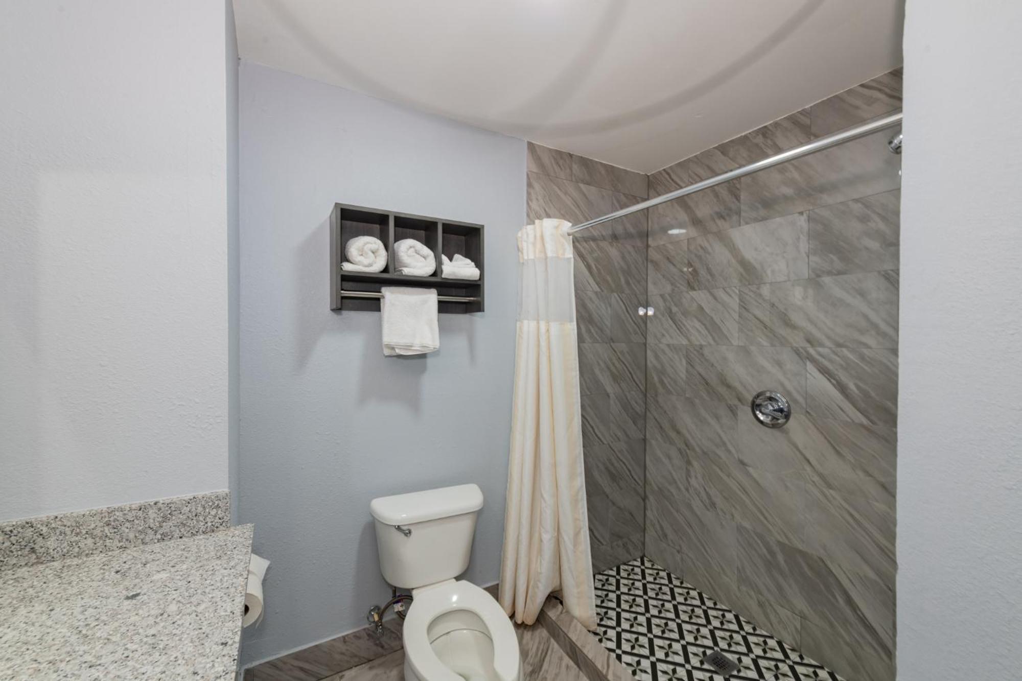 Jamestown Inn & Suites Ривердейл Экстерьер фото