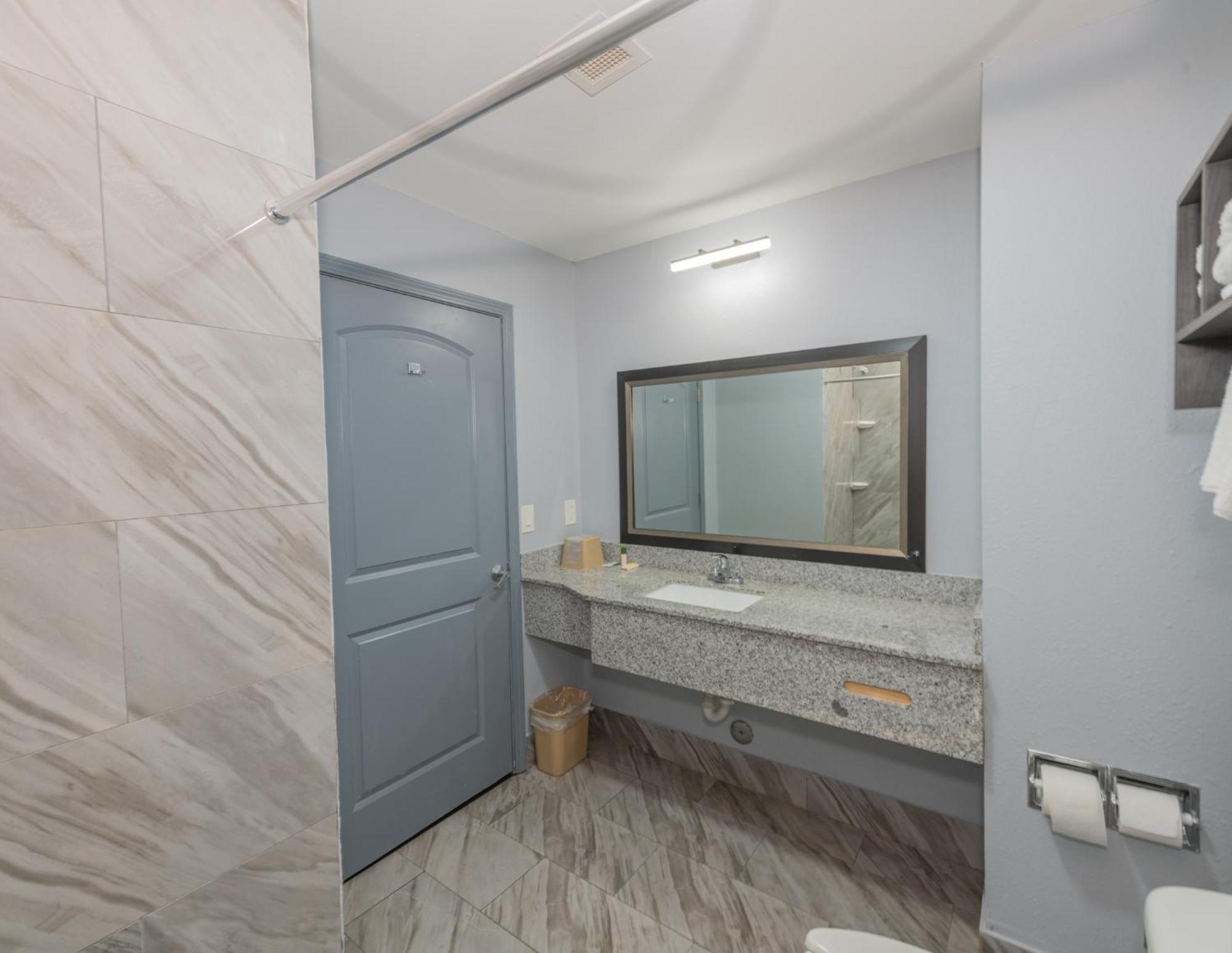Jamestown Inn & Suites Ривердейл Экстерьер фото