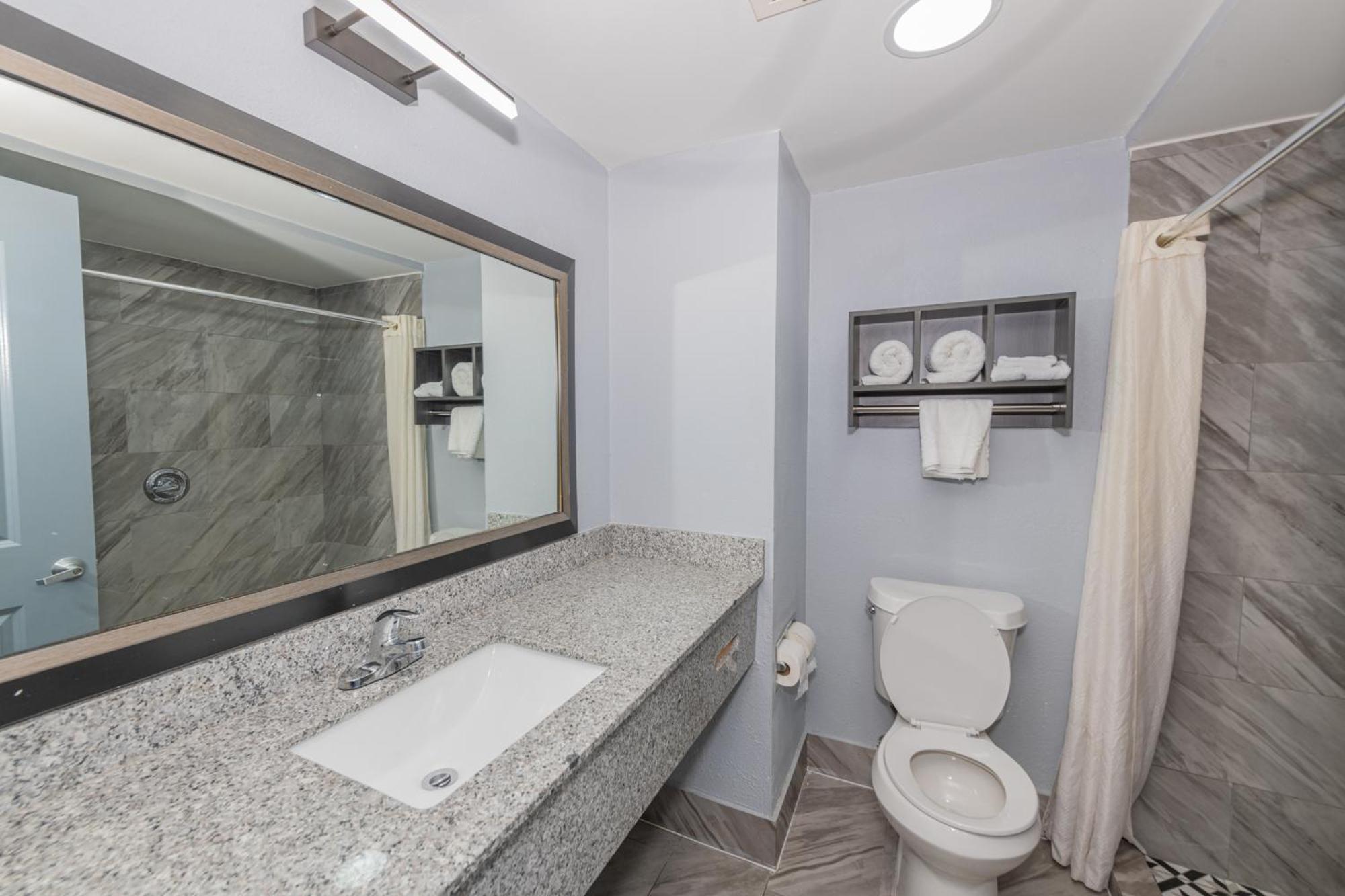 Jamestown Inn & Suites Ривердейл Экстерьер фото