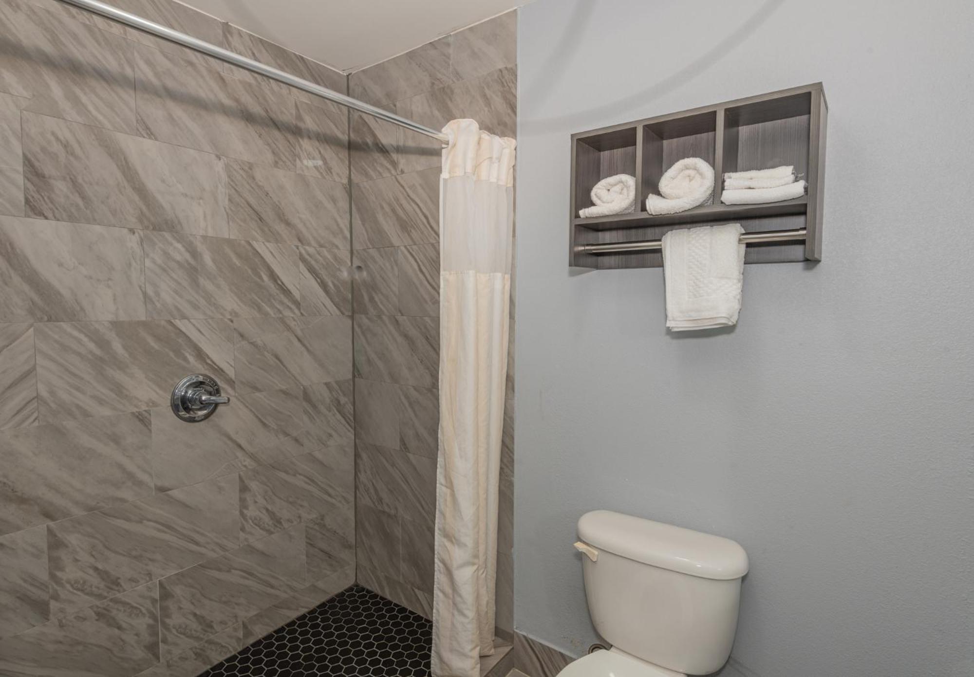 Jamestown Inn & Suites Ривердейл Экстерьер фото
